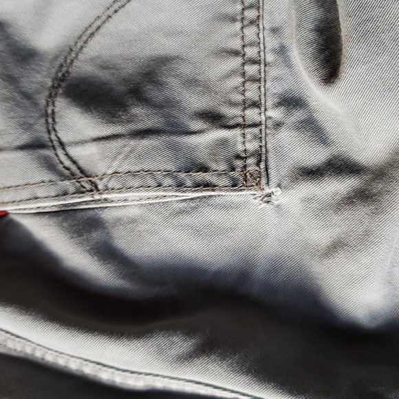 Levi's gray cargo shorts, size 38 - Picture 5 of 8